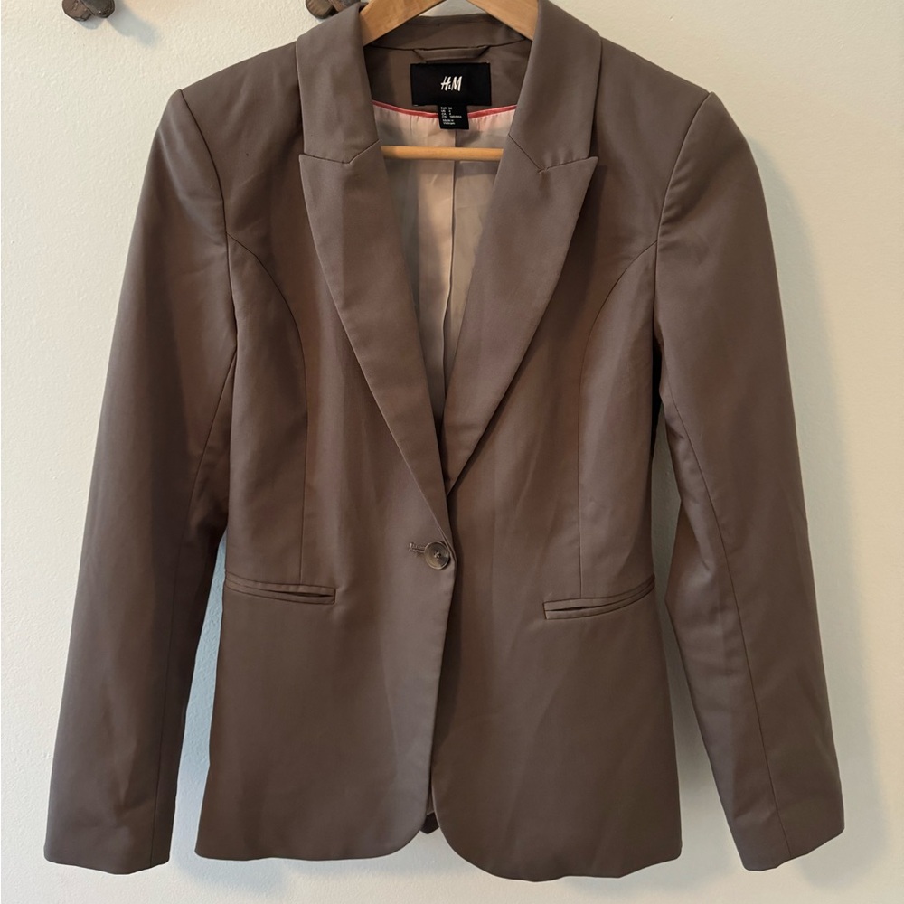 Fitted H&M Blazer banana republic lookalike. Excellent condition. Size 4 Small.